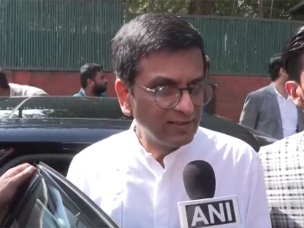 "लोकतंत्र में हर चुनाव महत्वपूर्ण होता है": पूर्व CJI चंद्रचूड़ ने दिल्ली चुनाव में वोट डाला